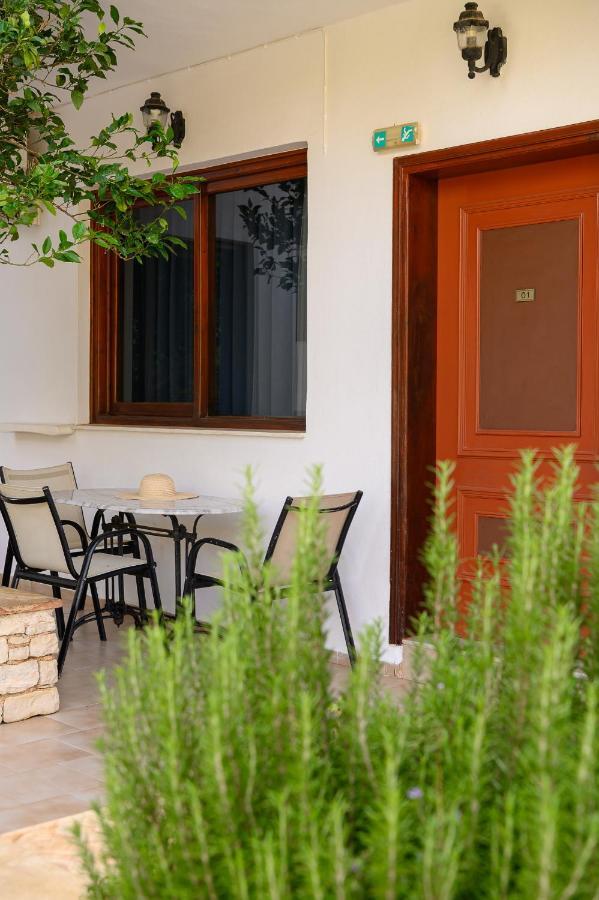 Anthos Apartments Плакиас Екстериор снимка