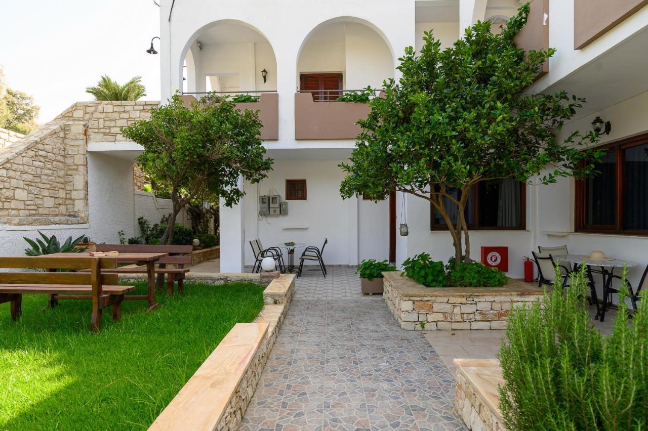 Anthos Apartments Плакиас Екстериор снимка