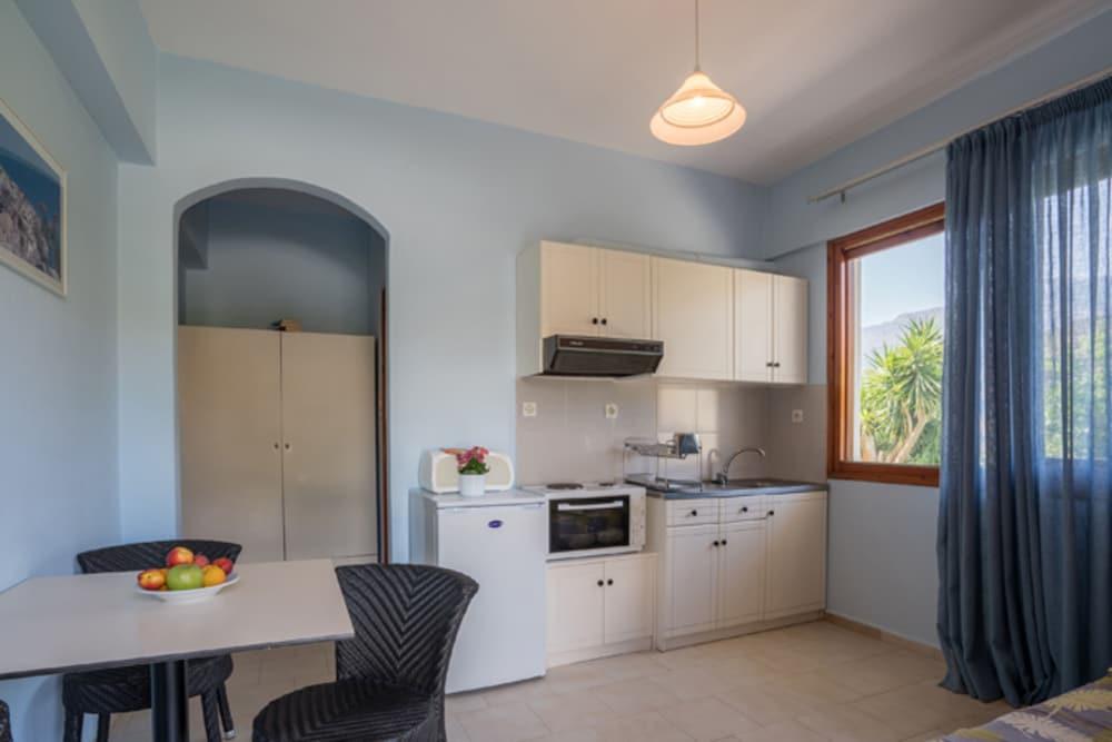 Anthos Apartments Плакиас Екстериор снимка
